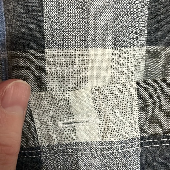 Dockers size XL gray plaid shirt sleeve button down shirt with two front pockets - Picture 4 of 8